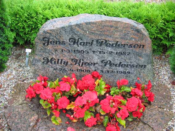 Billede af gravsten på Klovborg Kirkegård
