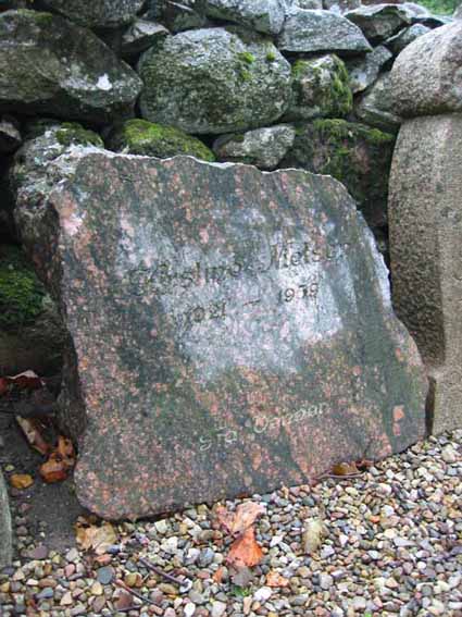 Billede af gravsten på Klovborg Kirkegård