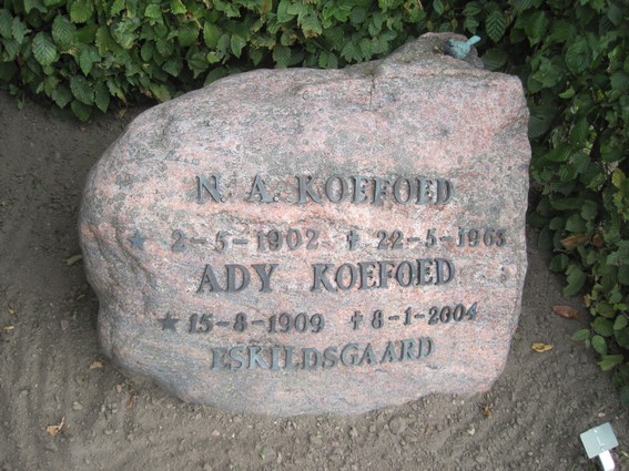 Billede af gravsten på Rønne Kirkegård